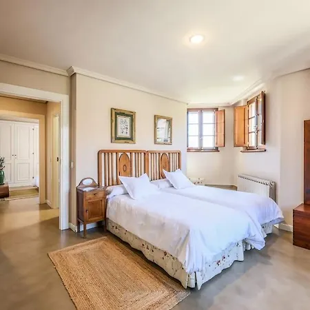 Stunning 13th Century Luxury Villa* Garden & Pool Villa Avila